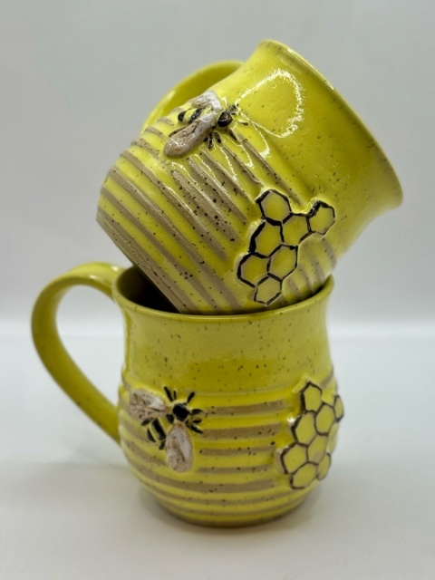 Kubek ceramiczny 300 ml żółty ul z pszczołą i plastrem miodu Kubek ceramiczny 300 ml żółty ul z pszczołą i plastrem miodu