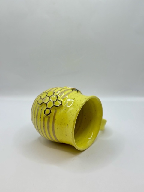 Kubek ceramiczny 300 ml żółty ul z pszczołą i plastrem miodu Kubek ceramiczny 300 ml żółty ul z pszczołą i plastrem miodu