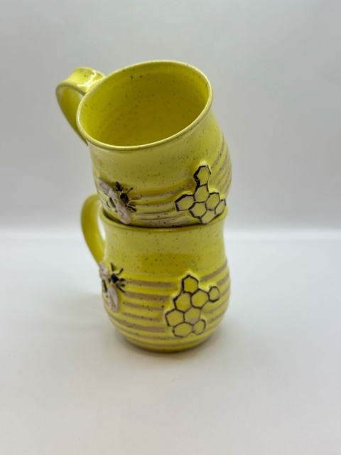 Kubek ceramiczny 300 ml żółty ul z pszczołą i plastrem miodu Kubek ceramiczny 300 ml żółty ul z pszczołą i plastrem miodu