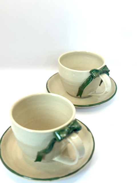 Urocza ceramiczna filiżanka z zielona kokardką ze spodkiem 200 ml. Urocza ceramiczna filiżanka z zielona kokardką ze spodkiem 200 ml.