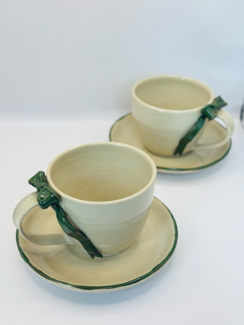 Urocza ceramiczna filiżanka z zielona kokardką ze spodkiem 200 ml. Urocza ceramiczna filiżanka z zielona kokardką ze spodkiem 200 ml.