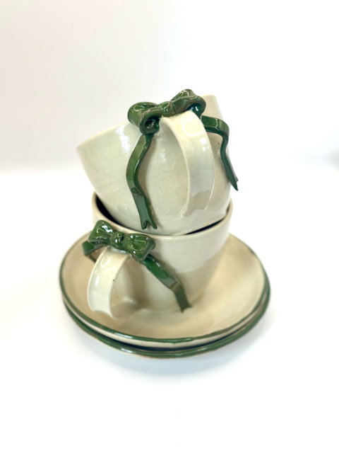 Urocza ceramiczna filiżanka z zielona kokardką ze spodkiem 200 ml. Urocza ceramiczna filiżanka z zielona kokardką ze spodkiem 200 ml.