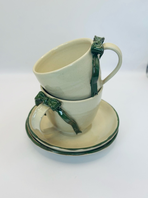 Urocza ceramiczna filiżanka z zielona kokardką ze spodkiem 200 ml. Urocza ceramiczna filiżanka z zielona kokardką ze spodkiem 200 ml.