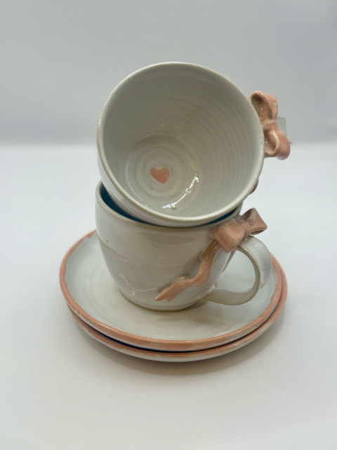 Urocza ceramiczna filiżanka ze spodkiem 200 ml. Urocza ceramiczna filiżanka ze spodkiem 200 ml.