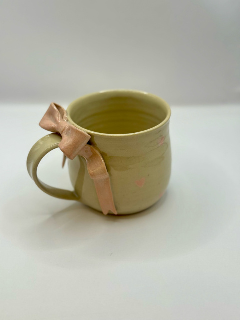 Uroczy, duży kubek ceramiczny w serduszka z kokardką z jasnego różu ok 400 ml Uroczy, duży kubek ceramiczny w serduszka z kokardką z jasnego różu ok 400 ml