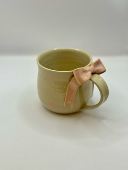 Uroczy, duży kubek ceramiczny w serduszka z kokardką z jasnego różu ok 400 ml