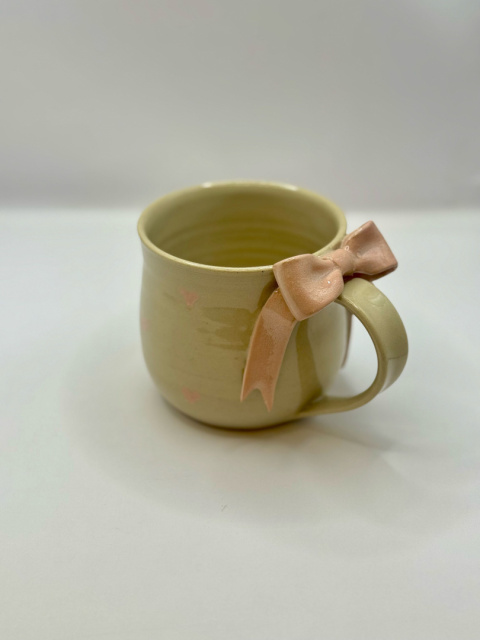 Uroczy, duży kubek ceramiczny w serduszka z kokardką z jasnego różu ok 400 ml Uroczy, duży kubek ceramiczny w serduszka z kokardką z jasnego różu ok 400 ml