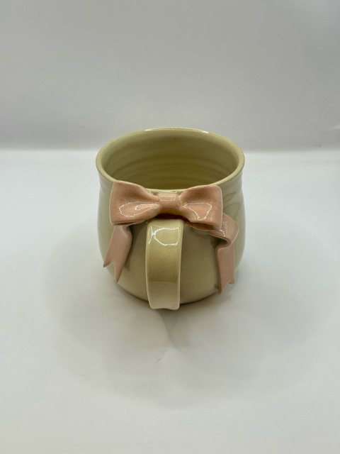 Uroczy, duży kubek ceramiczny w serduszka z kokardką z jasnego różu ok 400 ml Uroczy, duży kubek ceramiczny w serduszka z kokardką z jasnego różu ok 400 ml