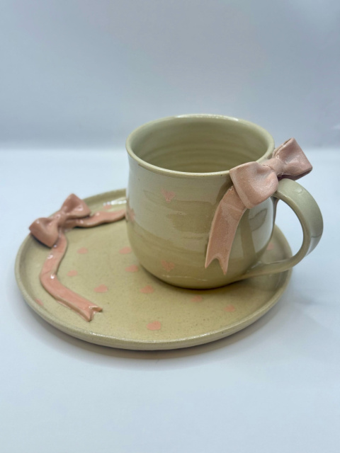 Uroczy, duży kubek ceramiczny w serduszka z kokardką z jasnego różu ok 400 ml Uroczy, duży kubek ceramiczny w serduszka z kokardką z jasnego różu ok 400 ml