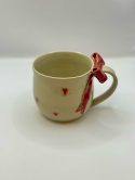 Uroczy, duży kubek ceramiczny z czerwona kokardką i serduszkami ok 400 ml.
