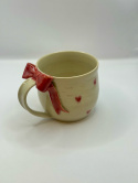 Uroczy, duży kubek ceramiczny z czerwona kokardką i serduszkami ok 400 ml.