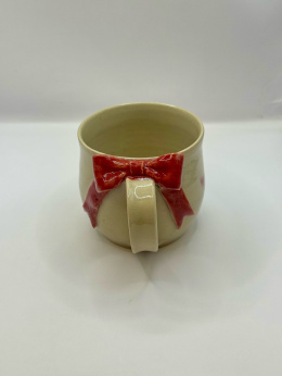 Uroczy, duży kubek ceramiczny z czerwona kokardką i serduszkami ok 400 ml.