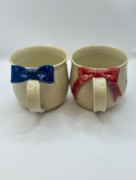 Elegancki, duży kubek ceramiczny z granatową kokardką ok 400 ml.