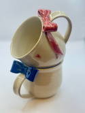 Elegancki, duży kubek ceramiczny z granatową kokardką ok 400 ml.