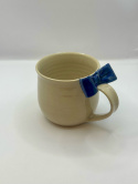 Elegancki, duży kubek ceramiczny z granatową kokardką ok 400 ml.