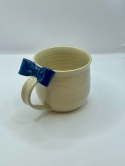 Elegancki, duży kubek ceramiczny z granatową kokardką ok 400 ml.