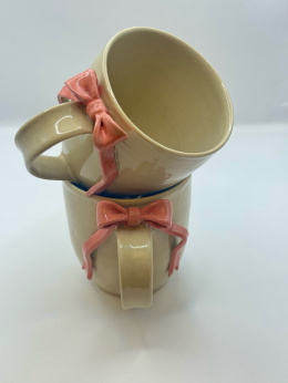 Uroczy kubek ceramiczny z koralową kokardką ok 300ml