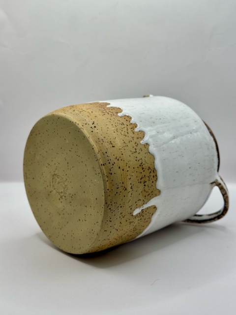 Wazon ceramiczny z uchami 16 cm biało-beżowy nakrapiany Wazon ceramiczny z uchami 16 cm biało-beżowy nakrapiany